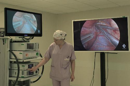 In primo piano una operatrice mentre utilizza la strumentazione a elevata tecnologia per sala operatoria dotata di un nuovo sistema per chirurgia videoassistita.